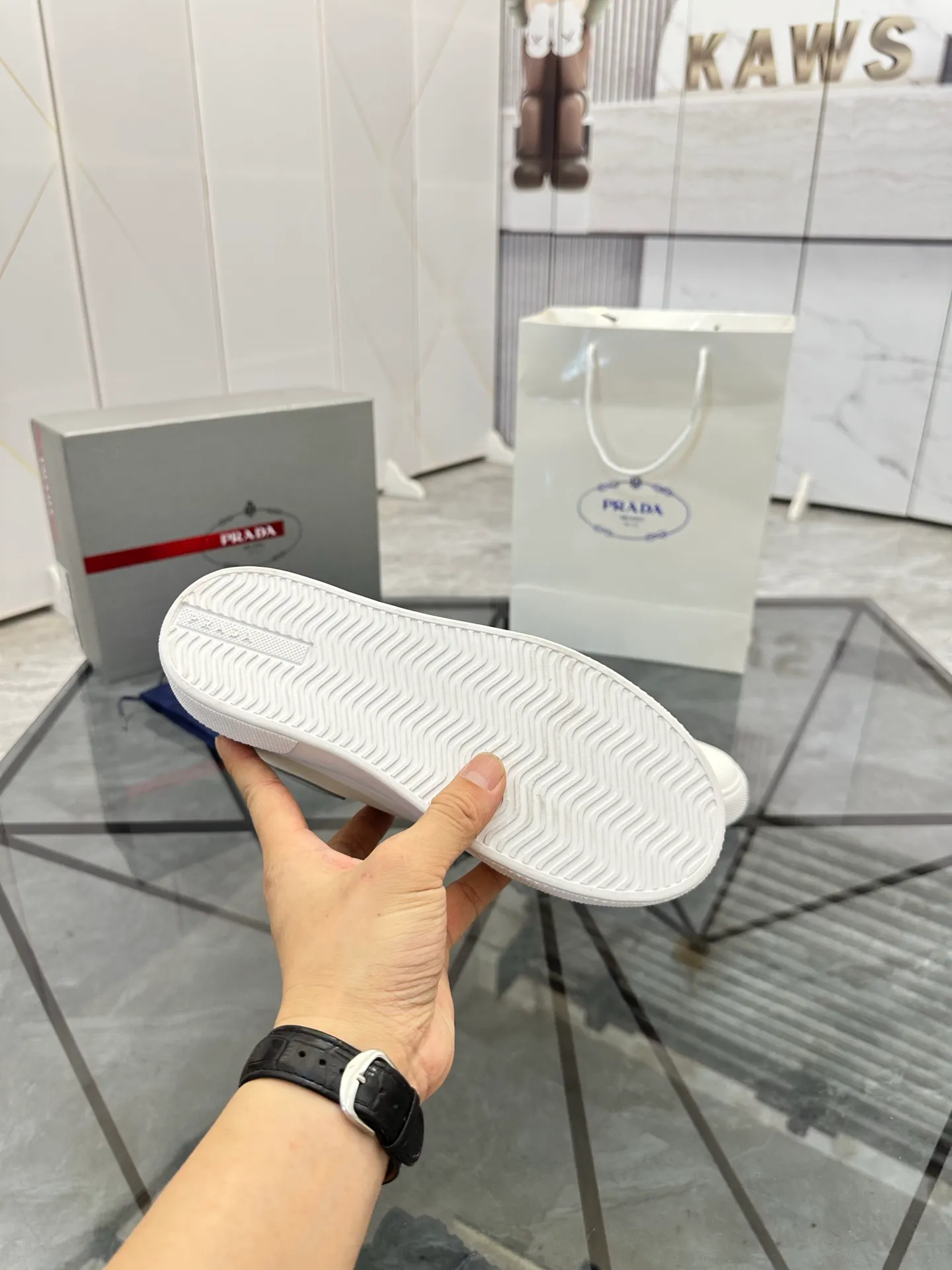 Men's shoes for sale 💰: 💰P520¥ High-end top quality Product trademark: Prada *"Prada*" low-top casual shoes Regular size: 35-45 (can be customized to 46) Couple style Product materials: imported first-layer cowhide leather upper, water-dyed sheep lining, original ultra-light foam outsole. No.: H201